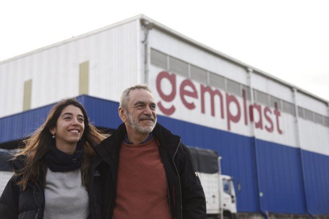 Edgardo junto a su hija Ornella en la puerta de la fábrica que logró recuperarse y está firme para los nuevos desafíos que se vienen.