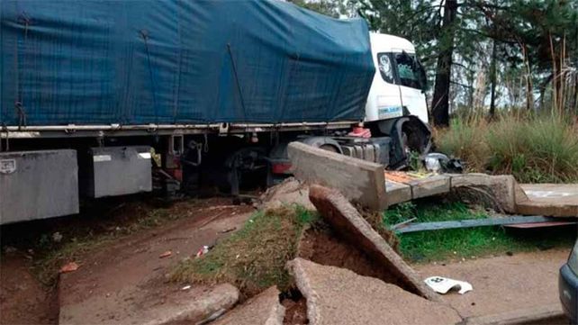 El accidente se produjo alrededor de las 5 de la mañana entre un camión con acoplado y un automóvil.