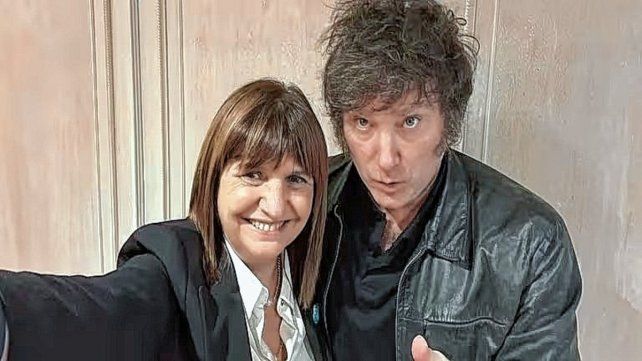 Patricia Bullrich y el presidente electo Javier Milei posan en una selfie