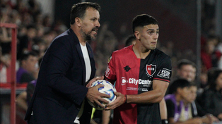 El Ogro Fabbiani le entrega la pelota a Alejo Montero. El DT de Newells vive los partidos con intensidad.