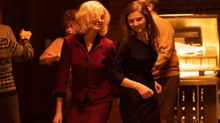 Anne Hathaway (izquierda) y Thomasin McKenzie en una escena de Eileen.