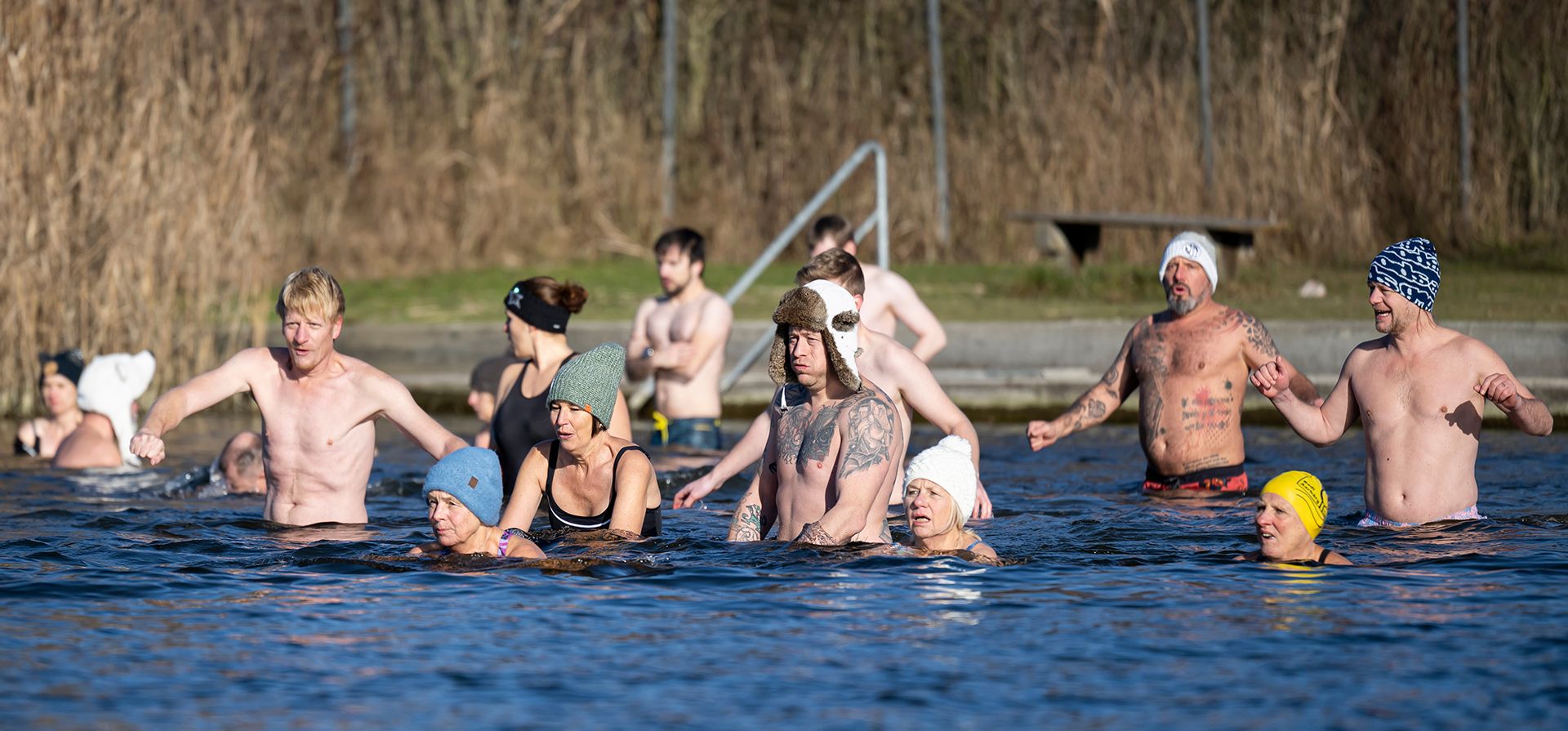Los nadadores entran al agua durante el tradicional nado de Silvestre en el lago Moossee en Moosseedorf, Suiza, el miércoles 31 de diciembre de 2025. (Anthony Anex/Keystone vía AP)