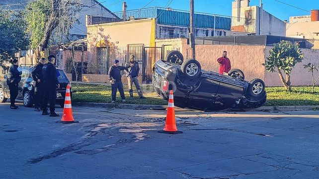 Por un vuelco en 1º de Mayo y Castelli trasladaron a tres personas al hospital