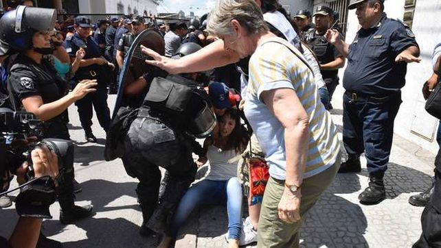 La diputada Marya Mendoza cayó al piso al registrase una refriega entre policías y manifestantes kirchneristas que querían ingresar al tribunal.&nbsp;