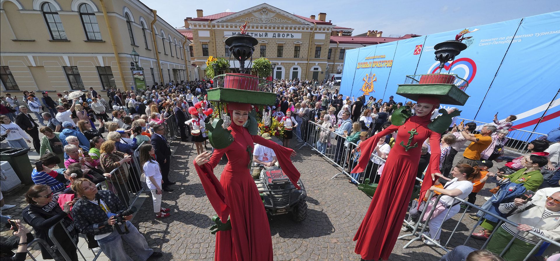 Una procesión festiva se mueve durante las celebraciones del Día de Rusia en San Petersburgo, Rusia, el jueves 12 de junio de 2025. (Foto AP/Dmitri Lovetsky) Una procesión festiva se mueve durante las celebraciones del Día de Rusia en San Petersburgo, Rusia, el jueves 12 de junio de 2025. (Foto AP/Dmitri Lovetsky)