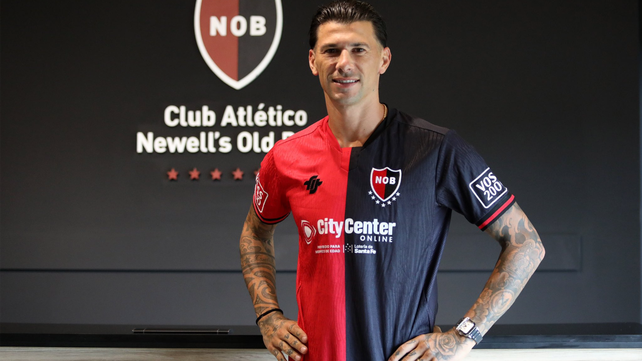 Víctor Cuesta y la pilcha de Newells. El veterano defensor se suma al equipo de Mariano Soso.