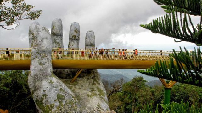El increíble Puente de oro sostenido por dos manos deslumbra a los visitantes de Vietnam