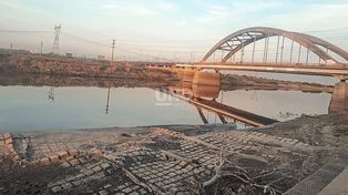 El río Salado a la altura del puente carretero, con la malla protectora de la defensa al descubierto.