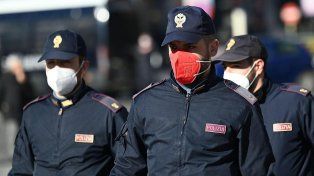 La policía italiana se queja de los barbijos rosas: Pueden afectar la imagen de la institución
