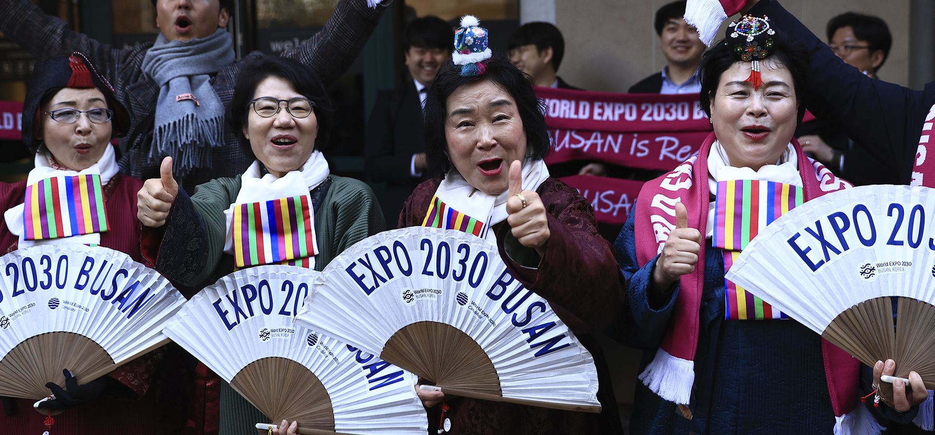 Partidarios de la candidatura de Busan, Corea del Sur, se manifiestan el martes 28 de noviembre de 2023 en Issy-les-Moulineaux, en las afueras de París. En un enfrentamiento de alto perfil, Roma, Busan y Riad son los principales contendientes mientras la Oficina Internacional de Exposiciones (BIE) se prepara para votar el martes en París para elegir la ciudad anfitriona de la Exposición Universal 2030. (Foto AP/Aurelien Morissard) Partidarios de la candidatura de Busan, Corea del Sur, se manifiestan el martes 28 de noviembre de 2023 en Issy-les-Moulineaux, en las afueras de París. En un enfrentamiento de alto perfil, Roma, Busan y Riad son los principales contendientes mientras la Oficina Internacional de Exposiciones (BIE) se prepara para votar el martes en París para elegir la ciudad anfitriona de la Exposición Universal 2030. (Foto AP/Aurelien Morissard)