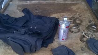 Encontraron en la Saladita, un chaleco, esposas y una granada de gas lacrimógeno de la policía
