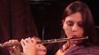 El tierno video de una orquesta que se animó a tocar con sus bebés a cuestas
