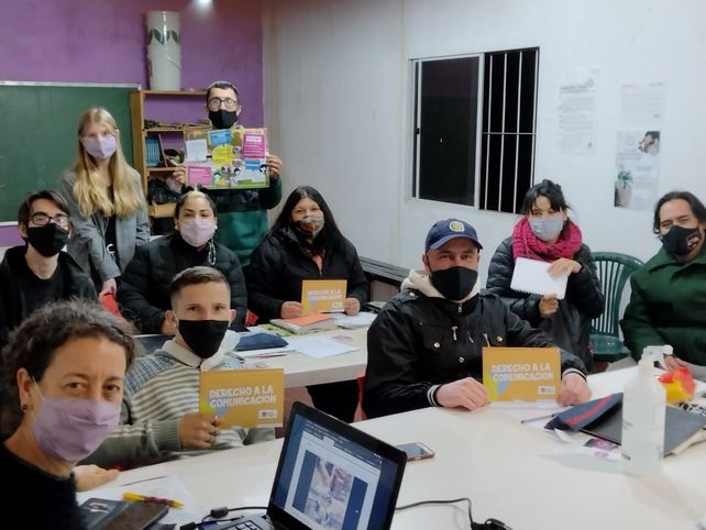 La organización Nodo TAU desarrollando un taller en el Bachillerato Popular Tablada.