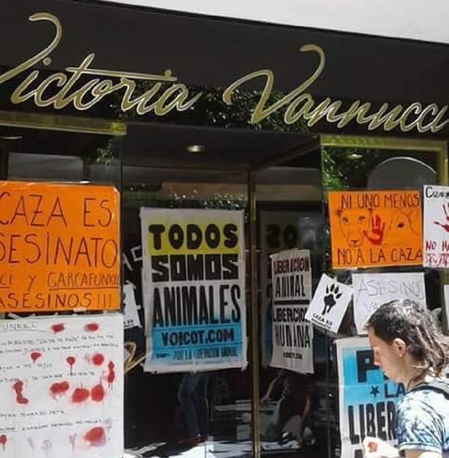 Escrache a Garfunkel y Vannucci por sus polémicas fotos con animales muertos