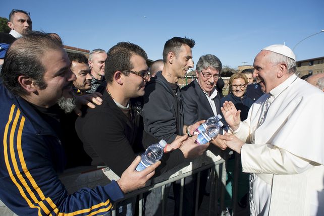 El Papa Francisco tiene un estilo relajado en su relación con la feligresía que sorprende a los sectores conservadores de la Iglesia.