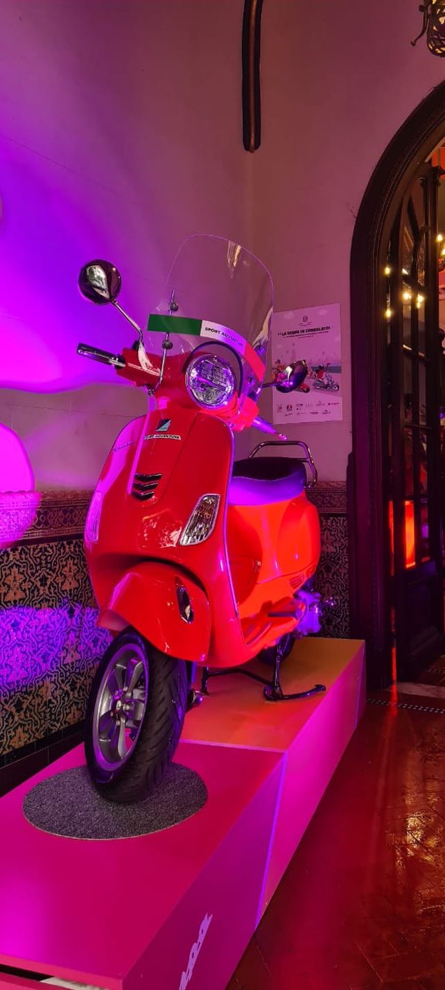 El esplendor de una Vespa exhibida anoche en el Consulado de Italia en Rosario