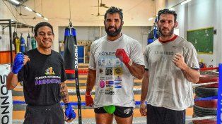 Los boxeadores paranaenses Pancho Solá, el Espartano Suárez y el Yunque Catena posan para la cámara de UNO tras una intensa sesión de entrenamiento.