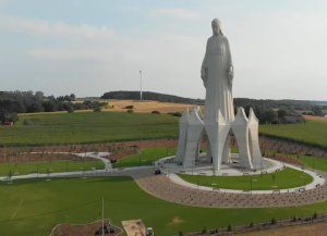 Polonia inauguró la estatua de la Virgen María más alta de Europa