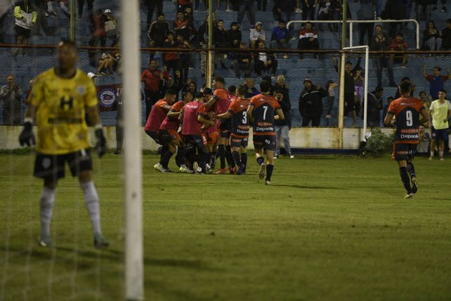 La alegría de los jugadores de Central Córdoba es la misma que la de los hinchas, que despidieron al equipo con aplausos.