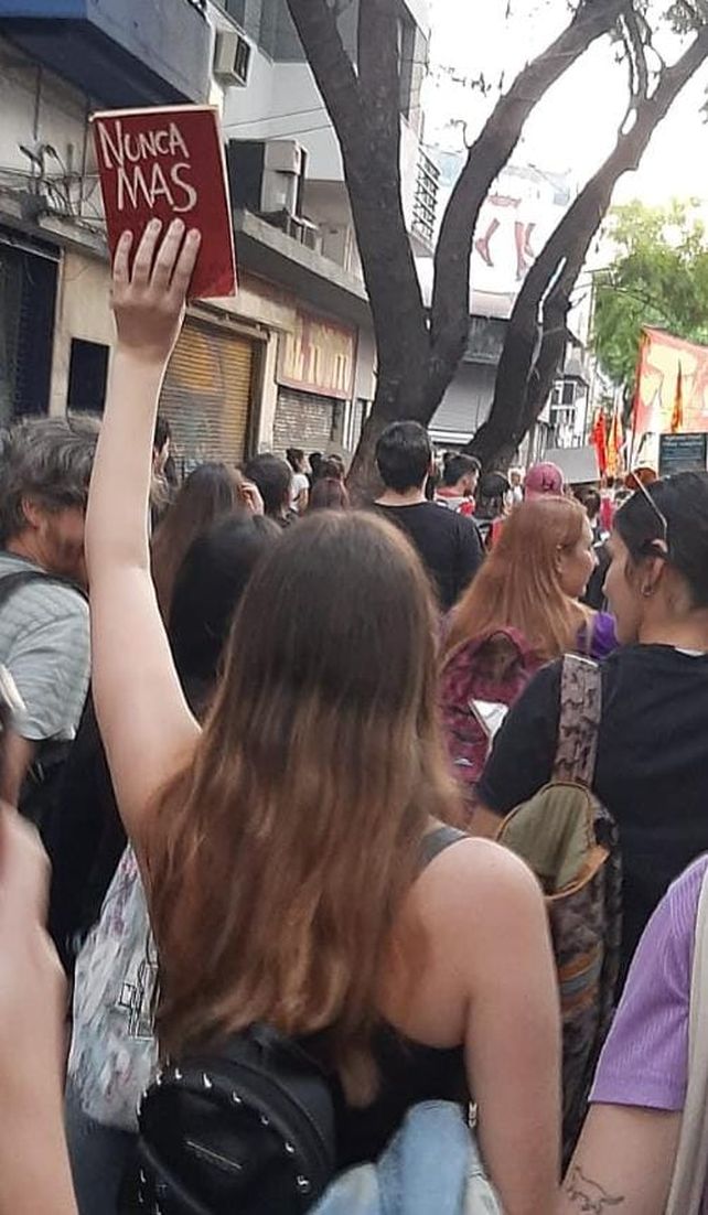 En Rosario, la plaza San Martín desbordó de gente y de consignas