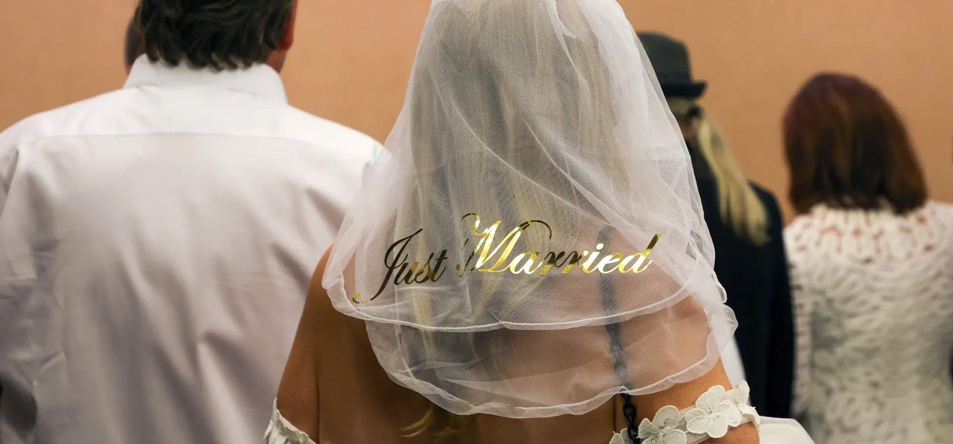 Las Vegas, Nevada. Una mujer lleva un velo con las palabras "Just Married" en la espalda después de participar en una ceremonia de renovación de votos matrimoniales para casi 300 parejas, mientras Las Vegas celebra 70 años como la "capital mundial de bodas", en el Caesars Palace. Fotografía: Ethan Miller/Getty Images Las Vegas, Nevada. Una mujer lleva un velo con las palabras "Just Married" en la espalda después de participar en una ceremonia de renovación de votos matrimoniales para casi 300 parejas, mientras Las Vegas celebra 70 años como la "capital mundial de bodas", en el Caesars Palace. Fotografía: Ethan Miller/Getty Images