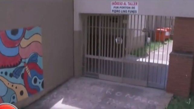 Otra amenaza al gobernador Pullaro con una pintada en la puerta de una escuela rosarina