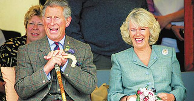 Joan Collins le recomienda a Camilla Parker Bowles vestirse m&aacute;s juvenil
