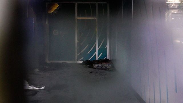 Dos personas en situación de calle se pelearon y ocasionaron un principio de incendio en un cajero del Banco Nación de Pellegrini al 1800.