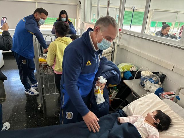 Central solidario: jugadores, cuerpo técnico y dirigentes entregaron juguetes en un hospital de Tucumán