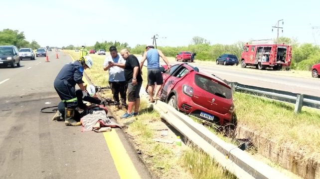 Vuelco en RN12: murió una mujer y dos personas resultaron heridas