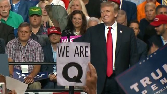 Un cartel de Q anon en un mitín de Trump.&nbsp;