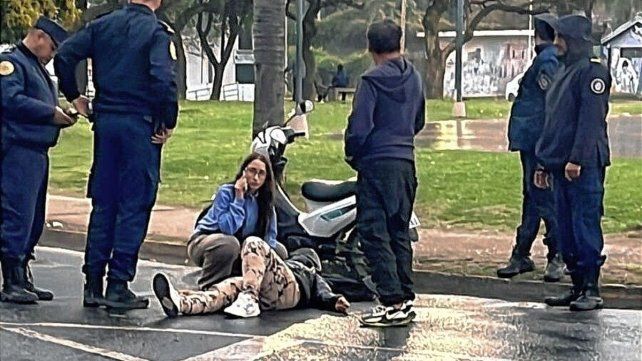 Una mujer cayó de su moto en la Costanera y esperó una hora y media por una ambulancia.