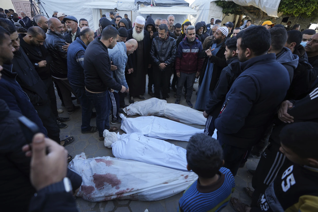 Un centenar de palestinos que buscaban comida fueron asesinados por un ataque israelí