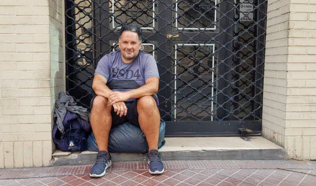 Diego, 40 años, está desde hace semanas en la esquina de Corrientes y San Lorenzo. Dice que sabe trabajar en obras de construcción y pintar. Espera que alguien lo contrate para alguna changa.