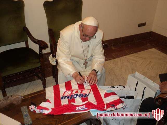 El Papa autografió una camiseta de Unión en el Vaticano