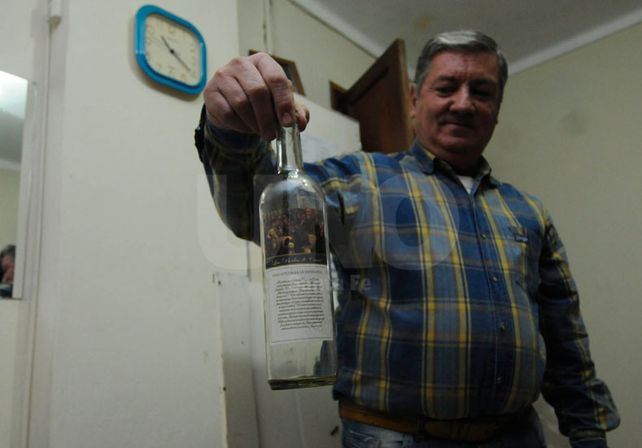 Uno de los asistentes de la parroquia mostró la botella vacía del vino de misa. Foto: Mauricio Centurión