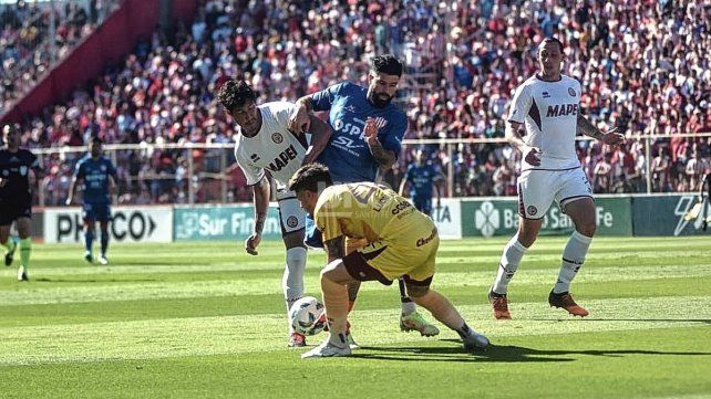 Unión suma seis partidos sin perder ante Lanús.