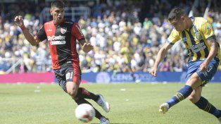 Lautaro Blanco y Nicolás Castro en el último clásico rosarino en Arroyito.