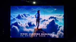 La imagen de Maradona en la pantalla del estadio con su nombre, en su cumple.