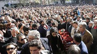 Un Montevideo silencioso y gris rindi&oacute; el &uacute;ltimo homenaje al escritor Benedetti