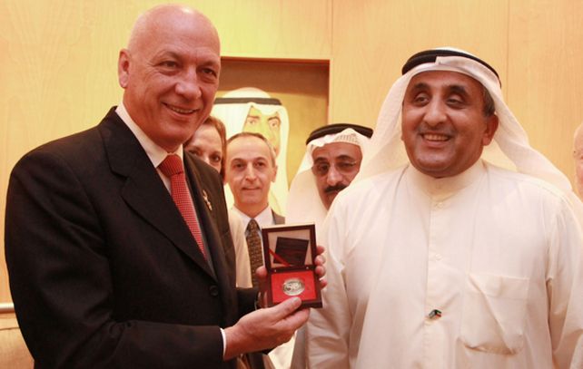 Al gobernador Antonio Bonfatti le robaron una moneda kuwaití de oro