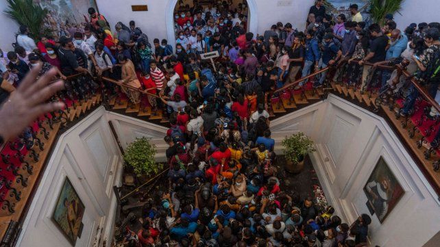 Manifestantes tomaron la residencia oficial del presidente en Colombo