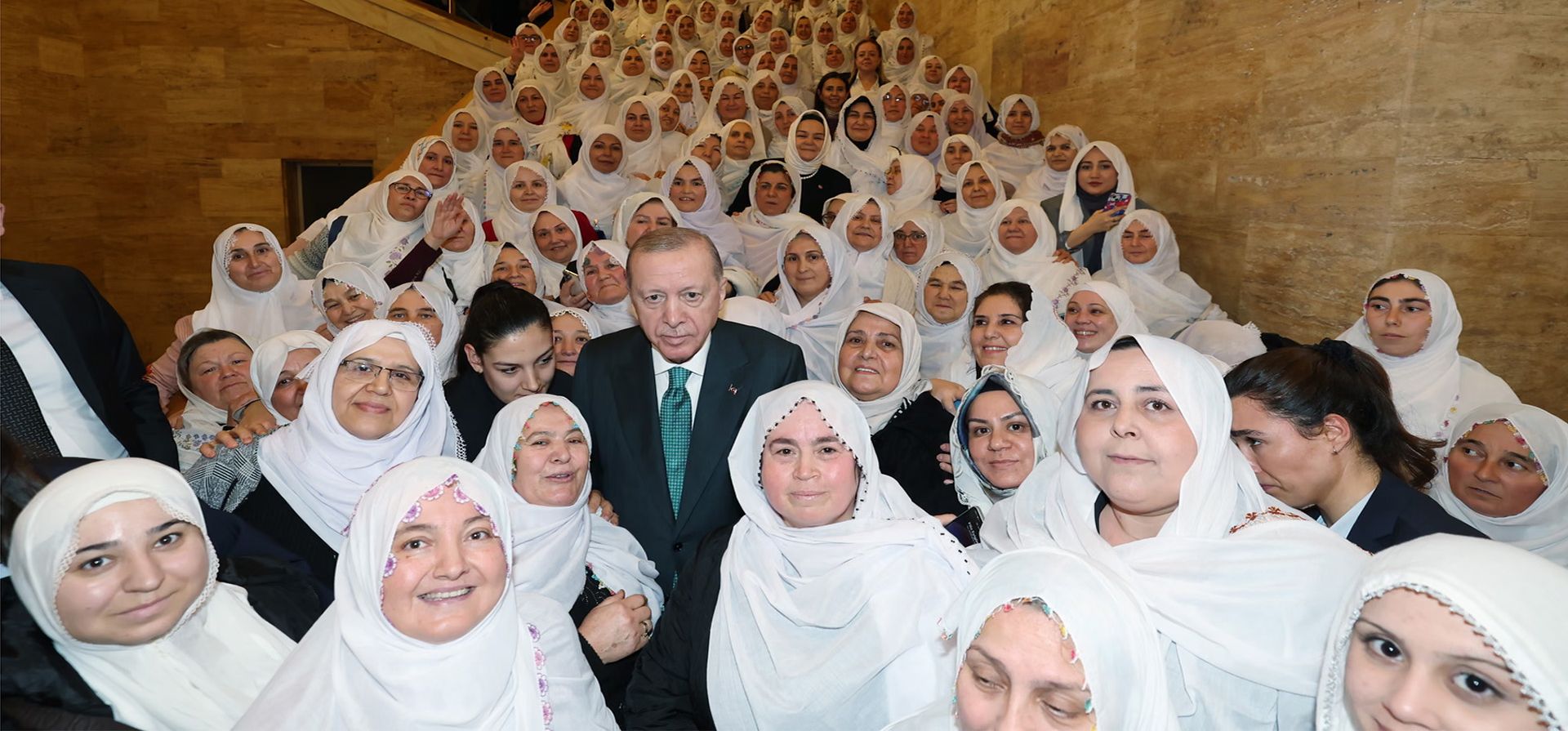 El presidente turco y líder del partido Justicia y Desarrollo (AK), Recep Tayyip Erdoan, es fotografiado con la alcaldesa de Mihalgazi, Zeynep Günes, y las mujeres que los acompañan a una reunión del partido, Ankara, Turquía. Fotografía: Murat Cetinmuhurdar/Anadolu/Getty Images El presidente turco y líder del partido Justicia y Desarrollo (AK), Recep Tayyip Erdoan, es fotografiado con la alcaldesa de Mihalgazi, Zeynep Günes, y las mujeres que los acompañan a una reunión del partido, Ankara, Turquía. Fotografía: Murat Cetinmuhurdar/Anadolu/Getty Images