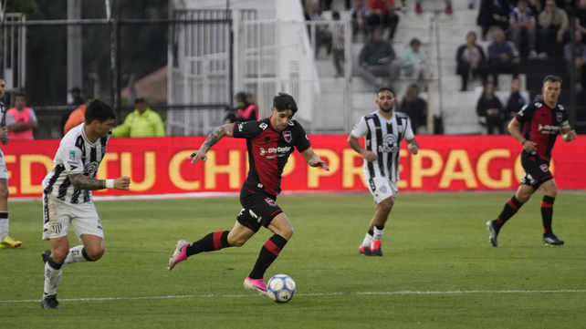 Walter Mazzantti encabeza un ataque durante el partido que Newell’s perdió en Mendoza.