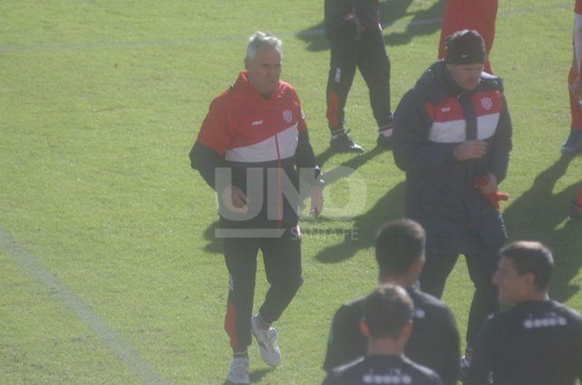 Los 20 futbolistas elegidos por el DT, para jugar ante La Academia