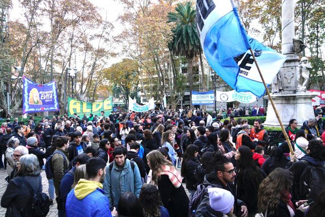 Cristina a prisión: el peronismo rosarino se manifestó en la Plaza 25 de Mayo en defensa de la expresidenta