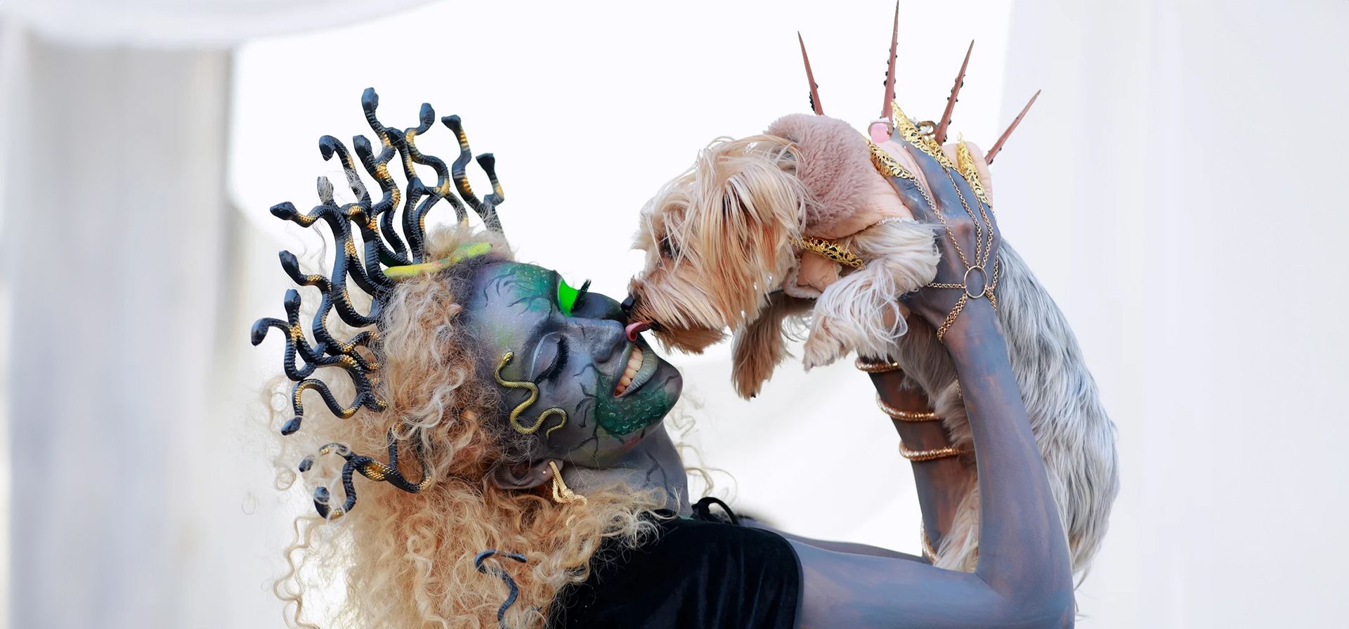 Una participante posa con su perro en el festival anual de Halloween del West Side de la ciudad, Bucarest, Rumania. Fotografía: Robert Ghement/EPA Una participante posa con su perro en el festival anual de Halloween del West Side de la ciudad, Bucarest, Rumania. Fotografía: Robert Ghement/EPA