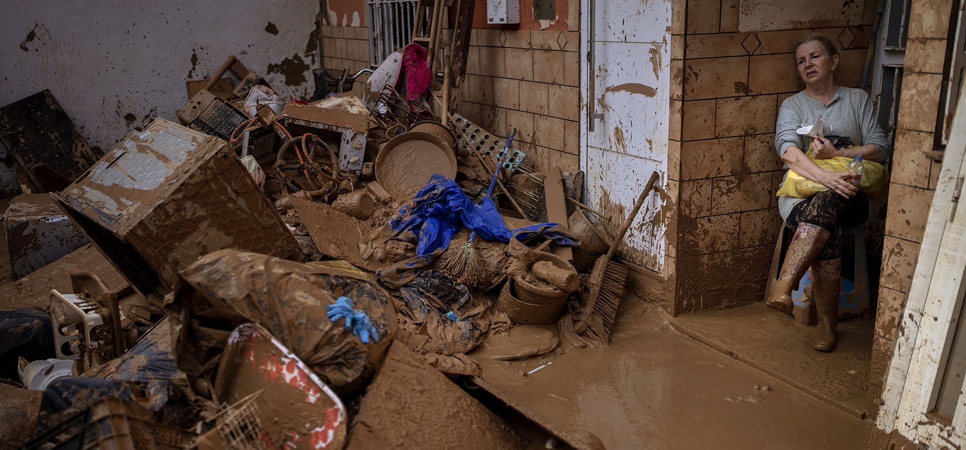 Una residente de Masanasa mira desconsolada los daños causados por la DANA, desde la casa donde ha vivido toda su vida con su esposo y sus tres hijos, Valencia, España, el jueves 7 de noviembre de 2024. (Foto AP/Emilio Morenatti) Una residente de Masanasa mira desconsolada los daños causados por la DANA, desde la casa donde ha vivido toda su vida con su esposo y sus tres hijos, Valencia, España, el jueves 7 de noviembre de 2024. (Foto AP/Emilio Morenatti)