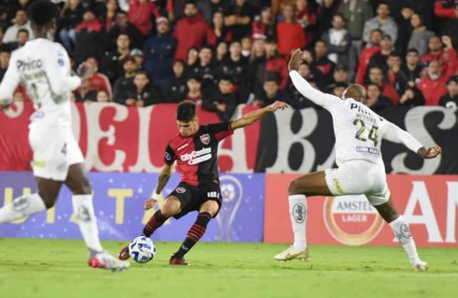 Newells le ganó 1 a 0 a Santos y es más puntero que nunca en su grupo