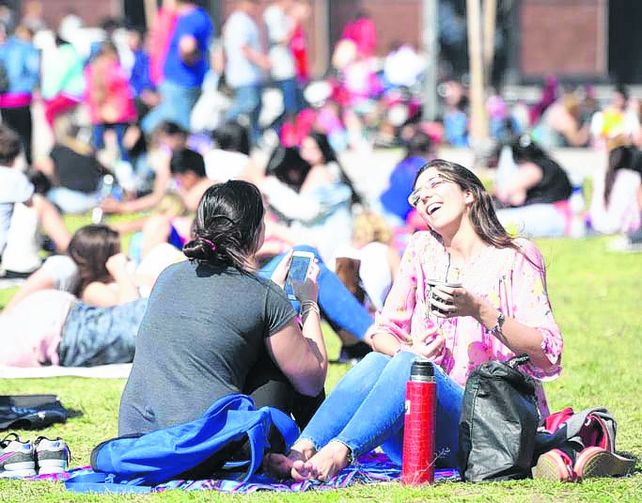 No se suspenden las actividades para recibir a la primavera en los galpones junto al río